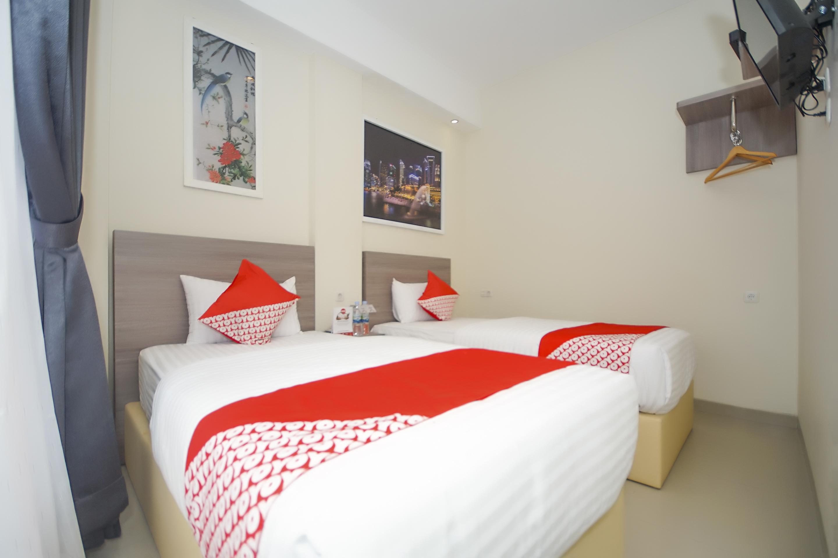 Oyo 251 The Maximus Inn Hotel Palembang Exterior photo