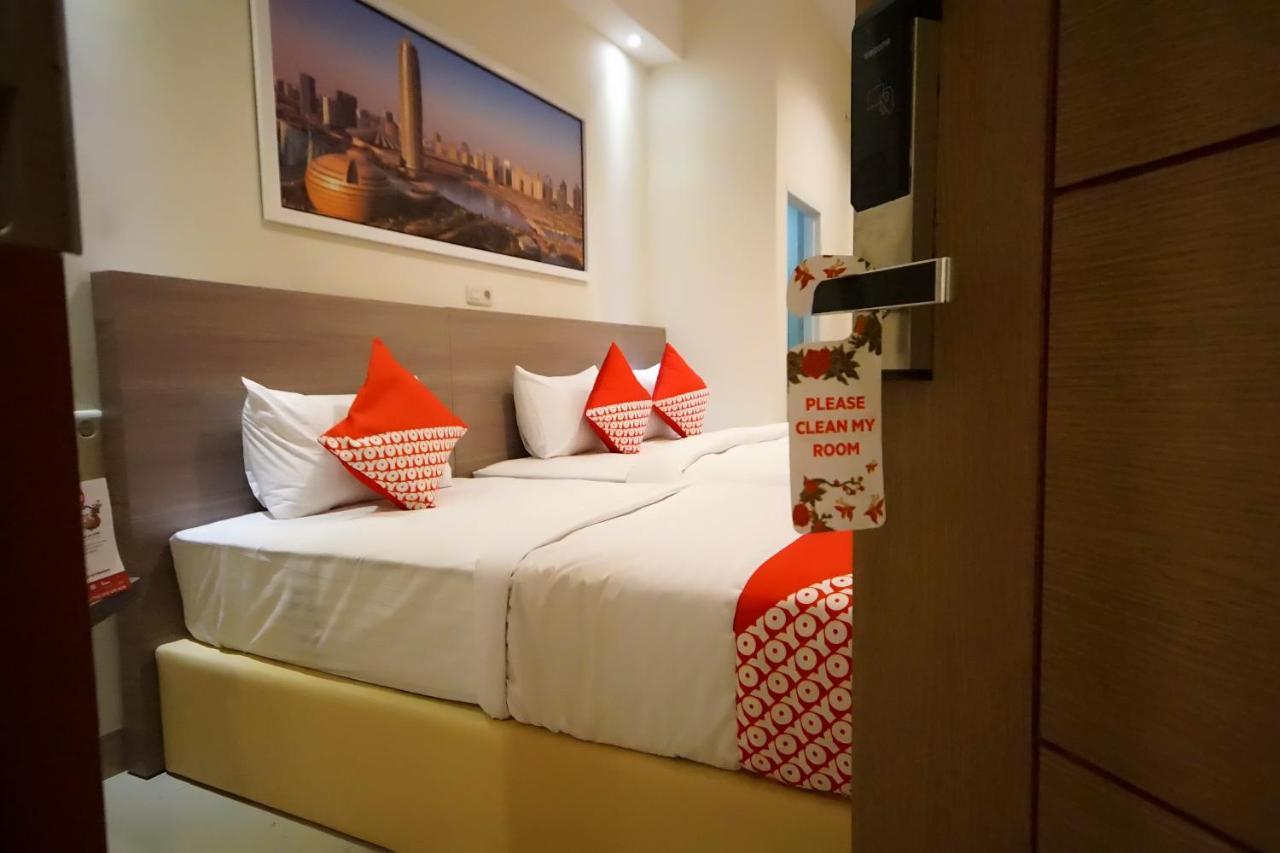 Oyo 251 The Maximus Inn Hotel Palembang Exterior photo